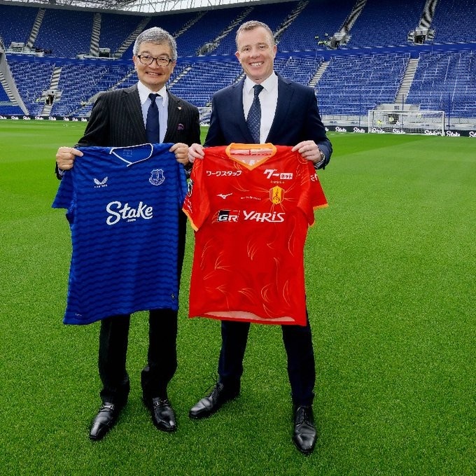 埃弗顿足球俱乐部同日本名古屋鲸队确立长期合作伙伴关系，未来将开展定期交流互访