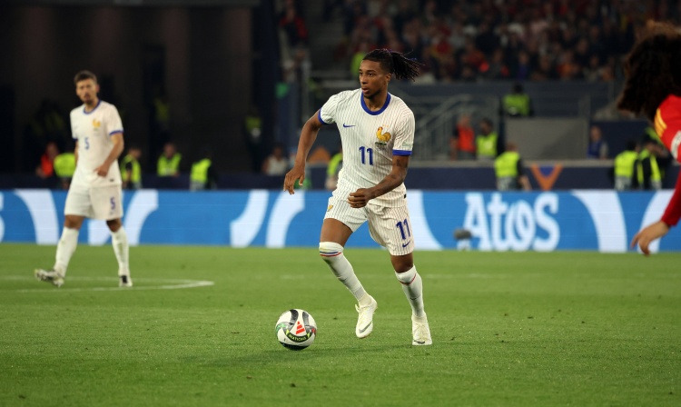 开云体育app安全下载-德尚盛赞奥利塞：拜仁与法国队表现俱佳，多面手属性凸显全能价值